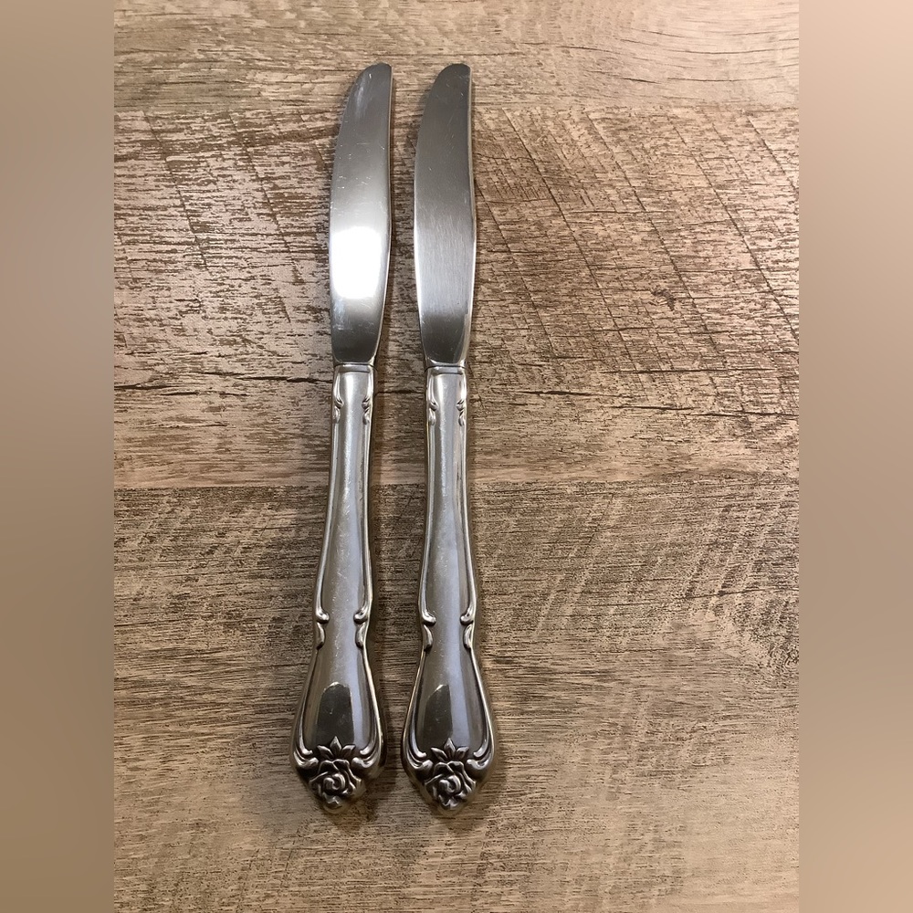 (2) Oneida Rogers “Arbor Rose - True Rose” Dinner Knives